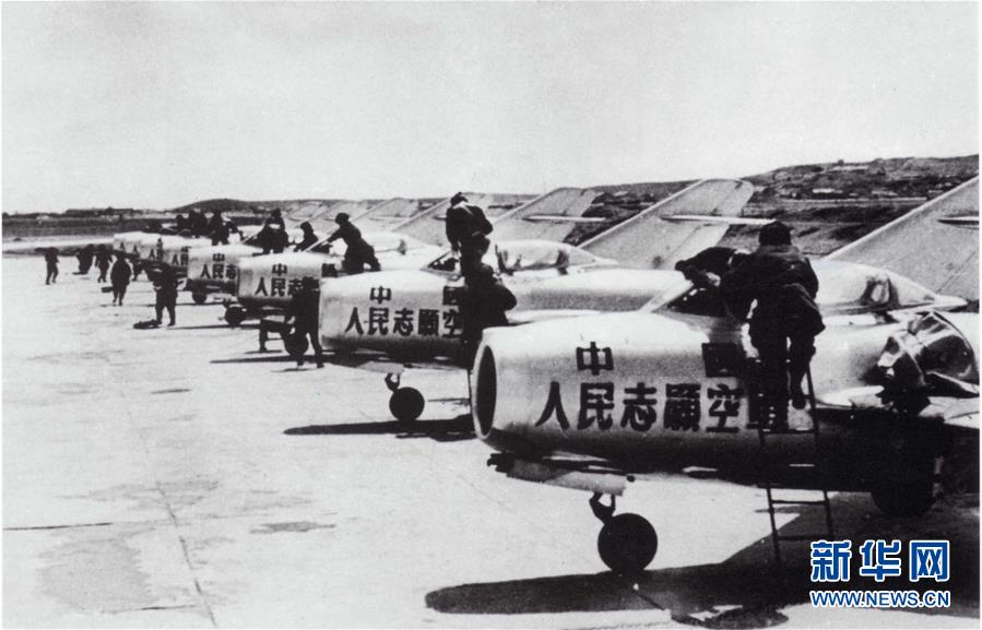 （新華全媒頭條·人民空軍70年·圖文互動）（3）陽光照耀奮飛的航程——黨中央、中央軍委和習(xí)主席關(guān)心人民空軍建設(shè)發(fā)展紀(jì)實(shí)