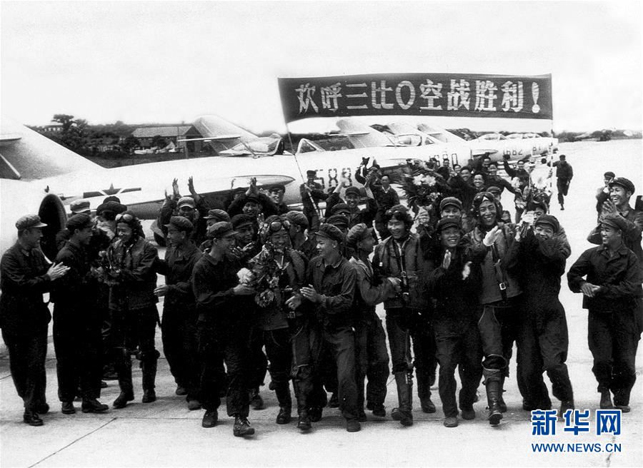 （新華全媒頭條·人民空軍70年·圖文互動）（4）陽光照耀奮飛的航程——黨中央、中央軍委和習(xí)主席關(guān)心人民空軍建設(shè)發(fā)展紀(jì)實(shí)