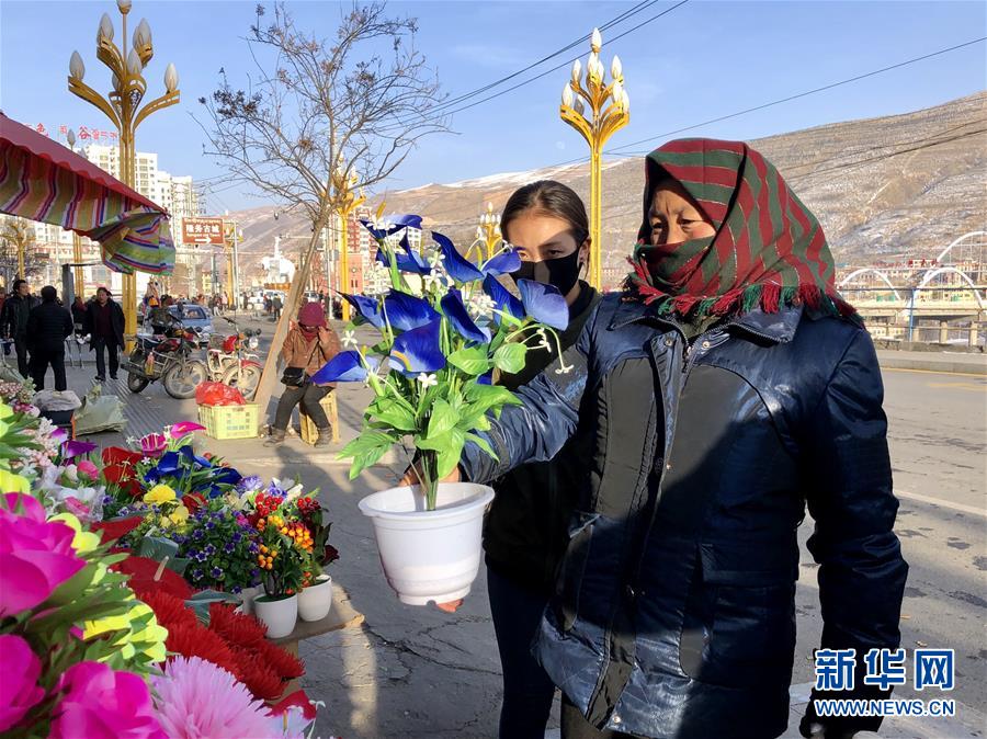 （新春走基層·圖文互動）（2）“只要備好年貨，新的一年就可以風調(diào)雨順”——臘月藏區(qū)年貨市場見聞