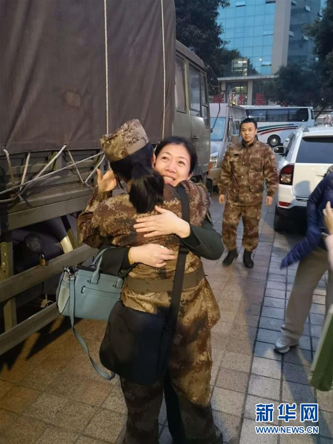 （新型肺炎疫情防控）（1）陸軍軍醫(yī)大學(xué)醫(yī)療隊連夜馳援武漢