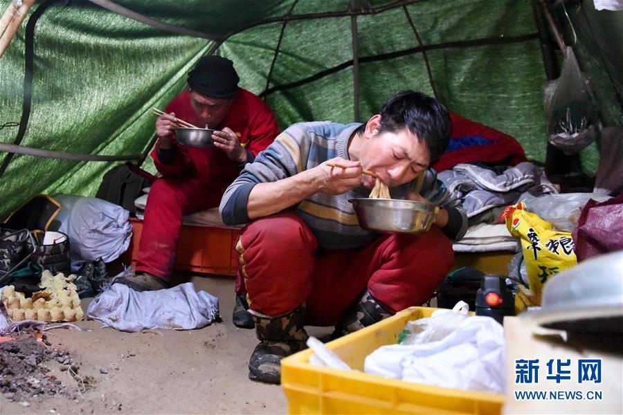 （新春走基層·圖文互動）（6）大漠中，一頂帳篷守歲五年