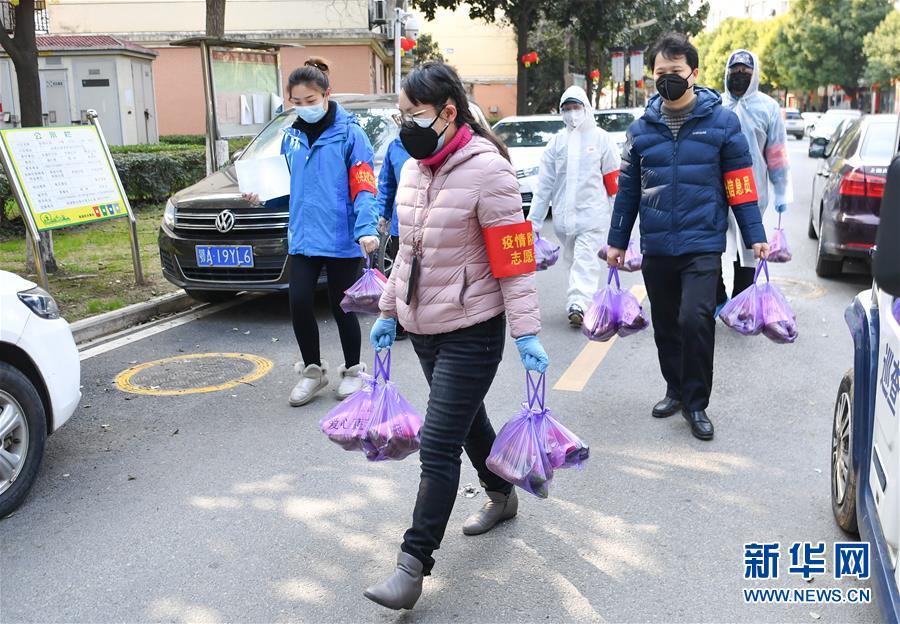 （新華全媒頭條·在習近平新時代中國特色社會主義思想指引下——新時代新作為新篇章·圖文互動）（3）同心戰(zhàn)“疫”彰顯人民至上——各地各部門貫徹落實習近平總書記重要指示精神統(tǒng)籌推進疫情防控和經濟社會發(fā)展 