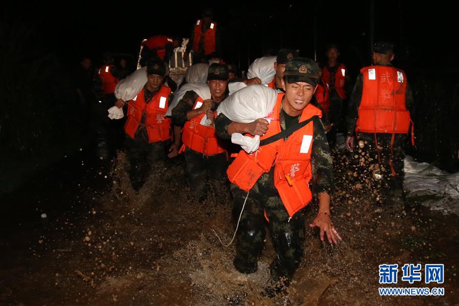 （圖文互動）（1）武警官兵持續(xù)奮戰(zhàn)多地洪澇災(zāi)害搶險救援一線