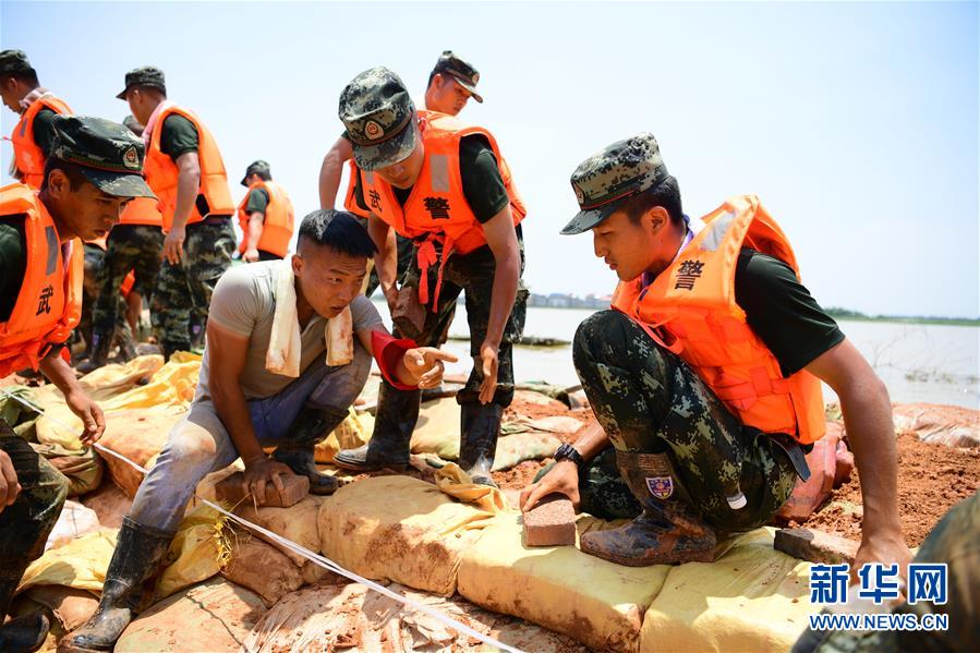 （防汛抗洪·圖文互動(dòng)）（2）洪水不退，子弟兵誓死不退——解放軍和武警部隊(duì)官兵參與洪澇災(zāi)害搶險(xiǎn)救援記事