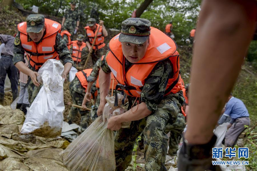 （防汛抗洪·圖文互動(dòng)）（6）洪水不退，子弟兵誓死不退——解放軍和武警部隊(duì)官兵參與洪澇災(zāi)害搶險(xiǎn)救援記事