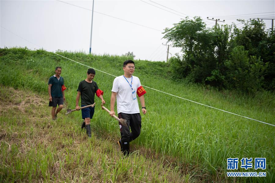 （防汛抗洪·圖文互動(dòng)）（3）在大堤上成長，為人民守護(hù)——洪水中的青年“生力軍”