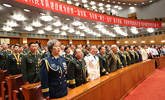 現(xiàn)場奏唱《中國人民解放軍軍歌》