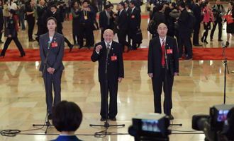 魏秋月、孟廣祿、薛晨陽代表接受采訪