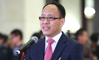 全國(guó)政協(xié)委員李文俊在“委員通道”接受采訪