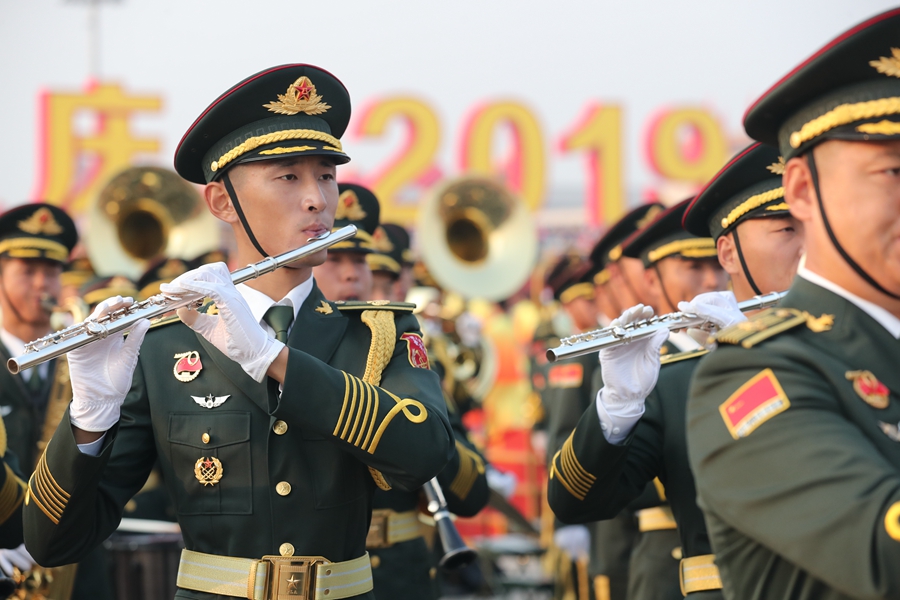 解放軍聯(lián)合軍樂團在廣場就位后進行準備工作和試奏。據(jù)了解，解放軍聯(lián)合軍樂團此次演奏是從開國大典至今歷次閱兵以來演奏曲目最多的一次，不少曲目是為此次閱兵量身打造的全新作品，此次也是歷次女演奏員最多的一次。