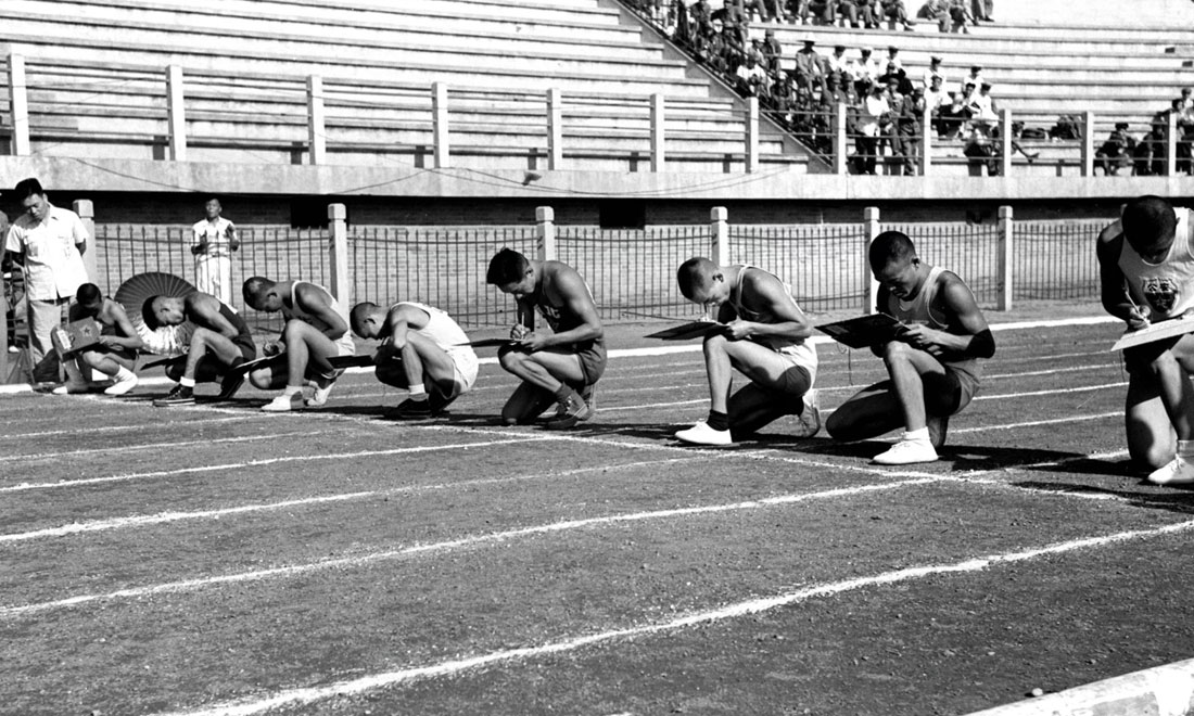 1952年8月2日，慶祝中國人民解放軍建軍25周年全軍運動會在北京舉行，運動員在進行識字賽跑比賽。新華社記者岳國芳攝