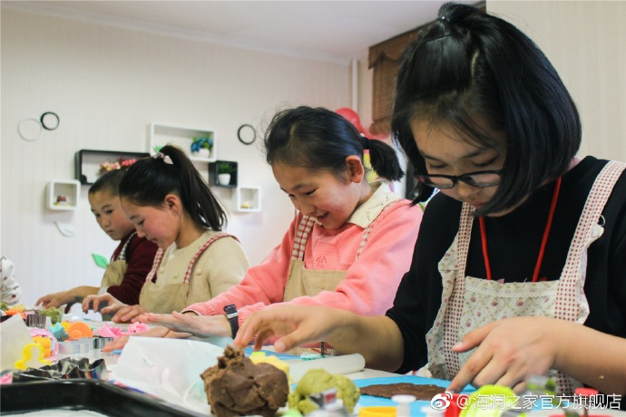 在北京，孩子們上了一節(jié)別開生面的廚藝課——手工DIY餅干。孩子們腦洞大開親自上手，從制作到出爐不僅留下了噴香的餅干，還留下了珍貴的回憶。親手做的餅干孩子們舍不得獨(dú)享，成為了回程路上最重要的“伴手禮”