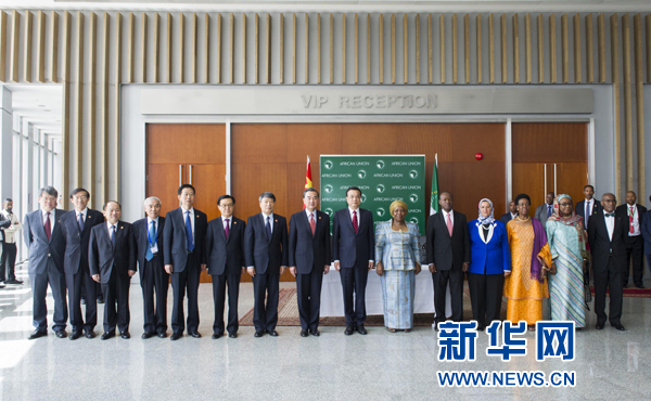 5月5日，中國國務(wù)院總理李克強在亞的斯亞貝巴非洲聯(lián)盟總部會見非盟委員會主席祖馬。這是會見后，李克強同祖馬參加集體合影。新華社記者王曄攝