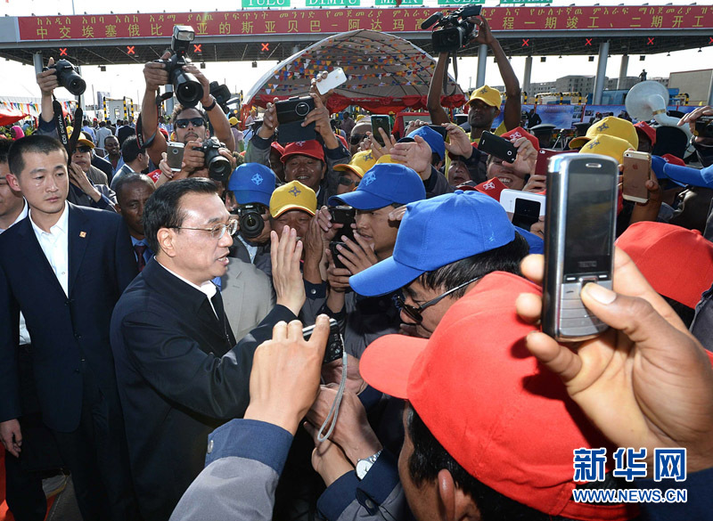 5月5日，中國國務(wù)院總理李克強(qiáng)與埃塞俄比亞總理海爾馬里亞姆共同出席亞的斯亞貝巴-阿達(dá)瑪高速公路一期竣工揭牌典禮，并為二期工程開工奠基剪彩。這是典禮結(jié)束后，李克強(qiáng)同工程施工人員親切交談。新華社記者 李濤 攝 