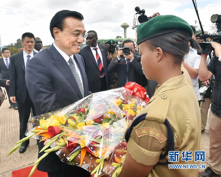 5月11日，中國國務(wù)院總理李克強參觀肯尼亞國家青年服務(wù)隊。這是服務(wù)隊隊員向李克強敬獻(xiàn)鮮花。 新華社記者 李濤 攝