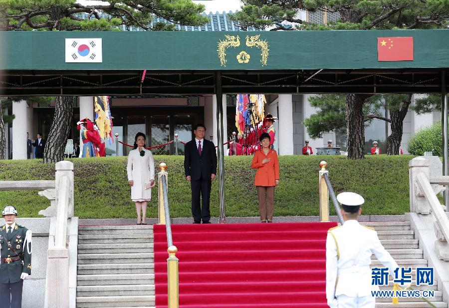 7月3日，國家主席習(xí)近平在首爾同韓國總統(tǒng)樸槿惠舉行會(huì)談。會(huì)談前，樸槿惠在青瓦臺(tái)總統(tǒng)府為習(xí)近平舉行隆重歡迎儀式。 新華社記者丁林?jǐn)z 