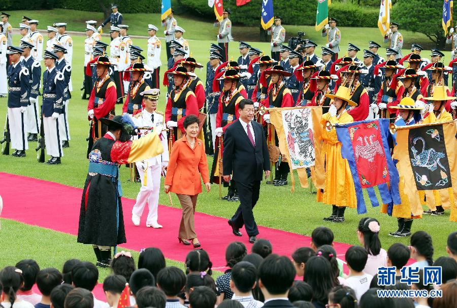 7月3日，國家主席習(xí)近平在首爾同韓國總統(tǒng)樸槿惠舉行會(huì)談。會(huì)談前，樸槿惠在青瓦臺(tái)總統(tǒng)府為習(xí)近平舉行隆重歡迎儀式。 新華社記者姚大偉攝 