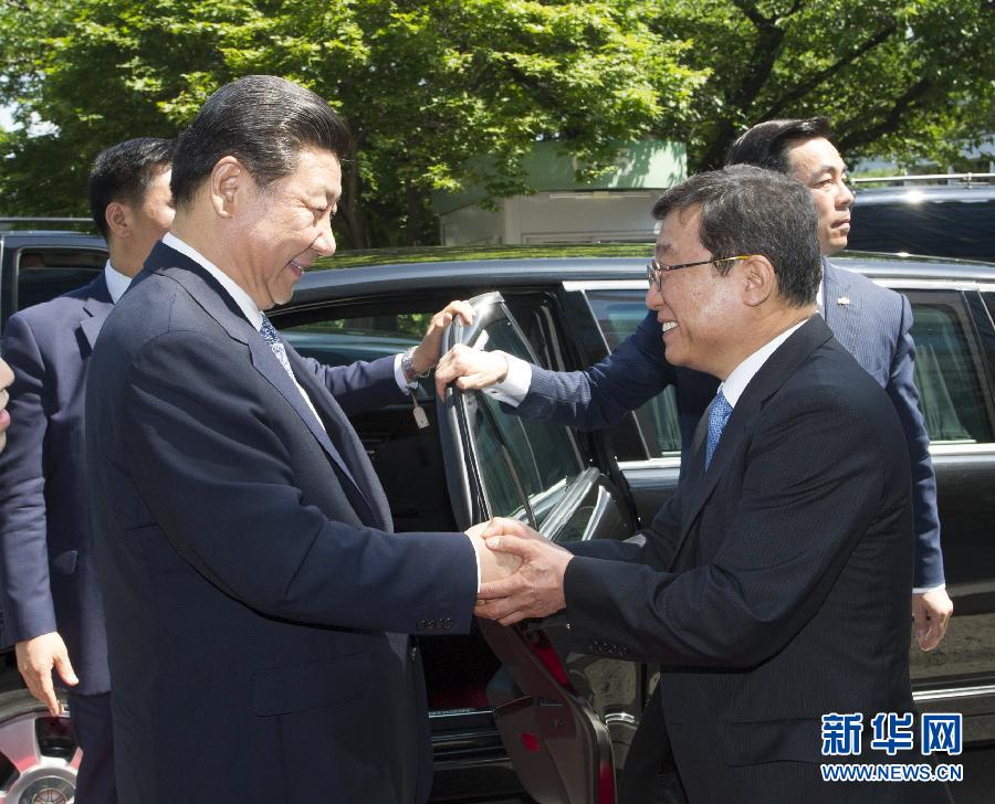 7月4日，國(guó)家主席習(xí)近平在韓國(guó)國(guó)立首爾大學(xué)發(fā)表題為《共創(chuàng)中韓合作未來(lái)　同襄亞洲振興繁榮》的重要演講。這是首爾大學(xué)校長(zhǎng)吳然天迎接習(xí)近平主席。新華社記者 謝環(huán)馳 攝 