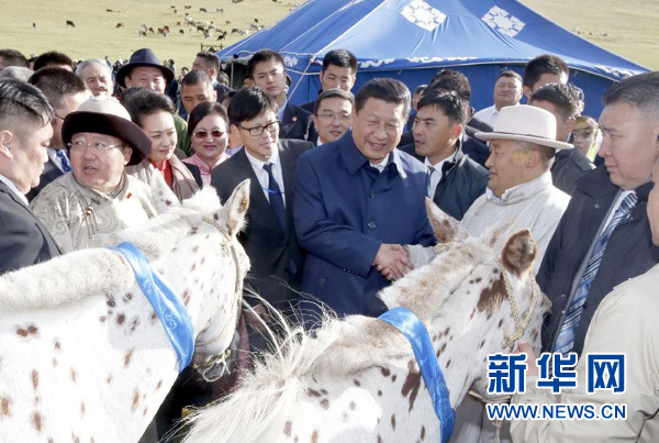 8月22日，國(guó)家主席習(xí)近平在蒙古國(guó)總統(tǒng)額勒貝格道爾吉陪同下前往烏蘭巴托市郊觀看那達(dá)慕。額勒貝格道爾吉向習(xí)近平夫婦贈(zèng)送兩匹蒙古馬。習(xí)近平為兩匹馬分別取名阿爾泰和克魯倫，寓意中蒙兩國(guó)山水相連、睦鄰友好。新華社記者 鞠鵬 攝