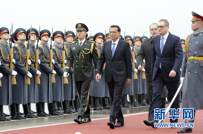 10月12日，中國國務(wù)院總理李克強(qiáng)乘專機(jī)抵達(dá)莫斯科，開始對(duì)俄羅斯進(jìn)行正式訪問并舉行中俄總理第十九次定期會(huì)晤。俄方在機(jī)場舉行隆重儀式，歡迎李克強(qiáng)總理。新華社記者 張鐸 攝