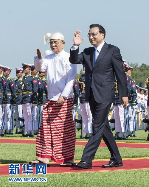 11月14日，中國國務(wù)院總理李克強(qiáng)在內(nèi)比都同緬甸總統(tǒng)吳登盛舉行會談。這是會談前，吳登盛在緬甸總統(tǒng)府前廣場為李克強(qiáng)舉行隆重的歡迎儀式。新華社記者 王曄 攝