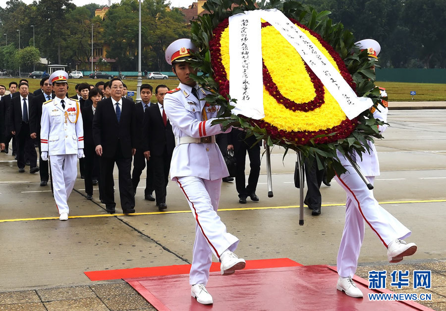 12月25日至27日，中共中央政治局常委、全國(guó)政協(xié)主席俞正聲對(duì)越南進(jìn)行正式訪問(wèn)。 這是12月27日，俞正聲在河內(nèi)瞻仰胡志明主席陵。新華社記者劉建生攝