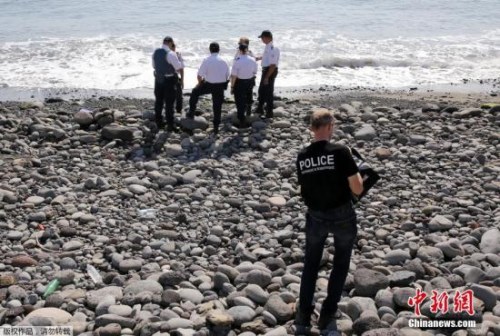 當?shù)貢r間8月2日，法屬留尼旺首府圣但尼附近的一處海灘上，警員正在現(xiàn)場對金屬殘片進行勘察。