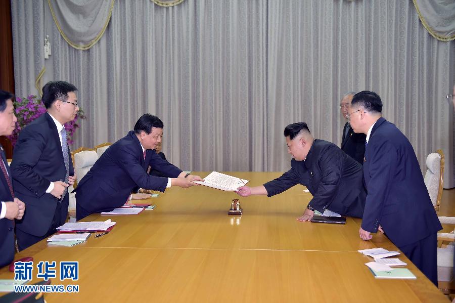 10月9日，中共中央政治局常委、中央書記處書記劉云山在平壤百花園迎賓館會見朝鮮勞動黨第一書記金正恩。這是劉云山向金正恩轉交習近平總書記的親署函。新華社記者 李濤 攝