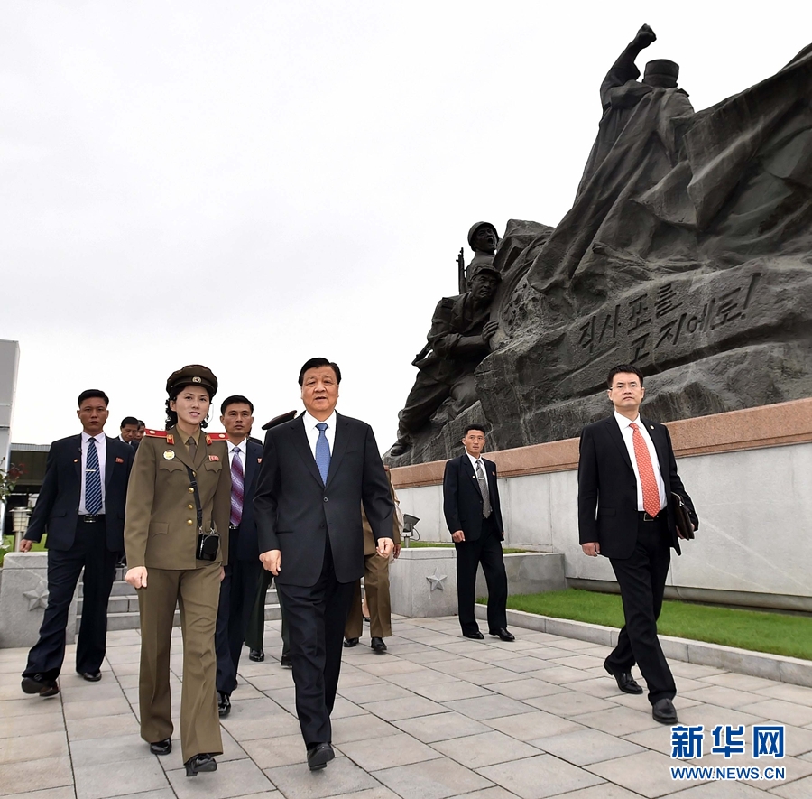 10月10日，正在朝鮮訪問的中共中央政治局常委、中央書記處書記劉云山在平壤參觀朝鮮祖國解放戰(zhàn)爭勝利紀念館。 新華社記者 李濤 攝