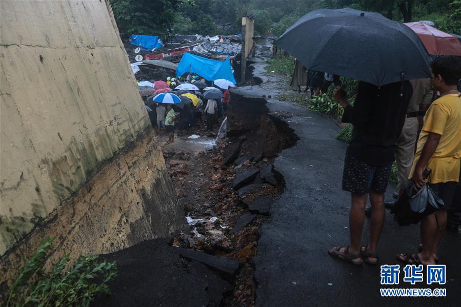 （國(guó)際）（4）印度孟買降雨引發(fā)墻體垮塌致16人死亡